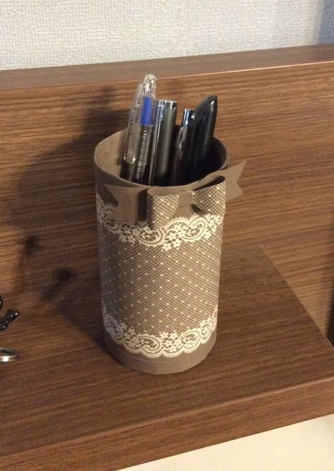 Pen holder diy Aesthetic Pen Holder, Dark Academia Diy, Assignment Design, Pen Holder Diy, Diy Pencil Holder, Diy Desk Decor, Pen Stand, Small Pen, Diy Desk