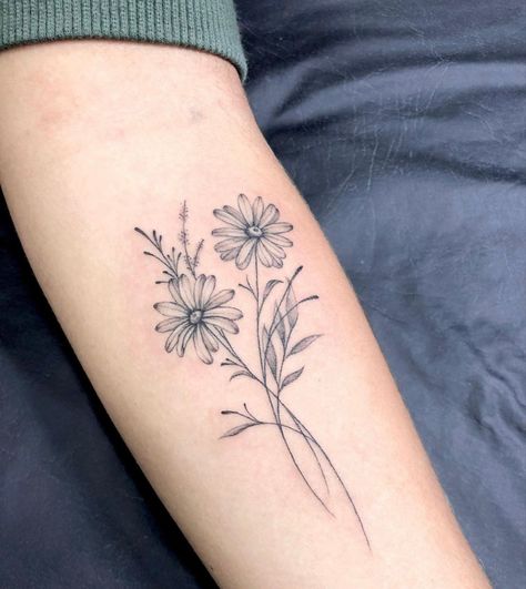 Aster Tattoo, Aster Flower Tattoos, Tattoo Sunflower, Daisy Tattoo Designs, Tato Flash, Daisy Flower Tattoos, Sunflower Tattoo Shoulder, Rose Tattoos For Men, White Sunflower