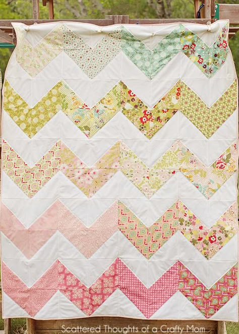 These 15 Easy Quilts for Beginners are a great place to start if you've always wanted to try quilting but worried it would be too hard! Chevron Quilt Tutorials, Stripe Quilt Pattern, Chevron Quilt Pattern, Charity Quilts, Crafty Mom, Striped Quilt, Beginner Quilt Patterns, Easy Quilt Patterns, Crafty Moms