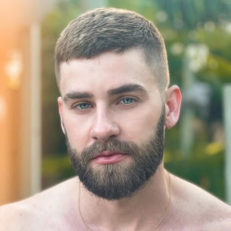 Short Hair Men With Beard, Razor Fade Haircut Men, Medium Buzz Cut, Men’s Hairstyles For Thinner Hair, Bad Boy Haircut, Men Haircut Black, Mens Short Hair Styles, Buzzcut Men Fade, Men Haircut Medium