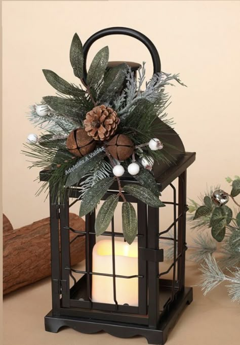 Christmas Lantern Decor Ideas, Christmas Lantern Ideas, Lantern Christmas Decor, Lantern Christmas, Classic Christmas Decorations, Lantern Ideas, Beautiful Christmas Decorations, Christmas Centerpieces Diy, Christmas Lanterns