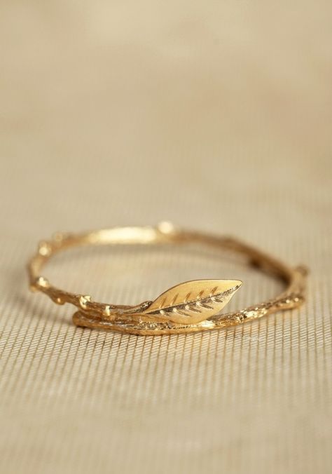 Leaf ring. Gold Leaf Rings, Gold Ring Designs, Leaf Ring, Bangle Designs, Gold Jewelry Fashion, Pretty Jewellery, Gold Bangles, Accessories Jewelry, Cute Jewelry