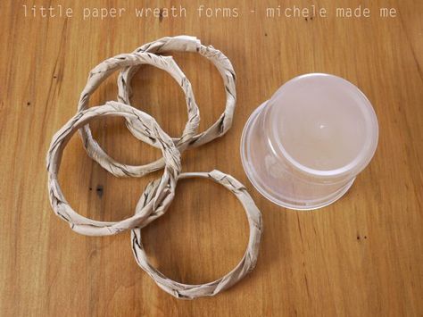 Easy paper wreath forms Tiny Wreaths Diy, Diy Wreath Base, Diy Wreath Form, Tiny Wreaths, Wreath Foam, Wire Christmas Wreath, Paper Wreaths, Homemade Paper, Mini Wreath