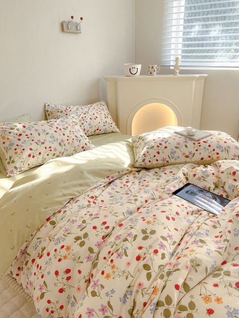 Cute Twin Bed Sheets, French Bedding Sets, College Bed Ideas, Beautiful Bed Sheets, Strawberry Duvet Cover, Cottage Core Duvet Cover, Cottage Core Bedsheets, Small Nyc Bedroom Ideas, Strawberry Dorm Room