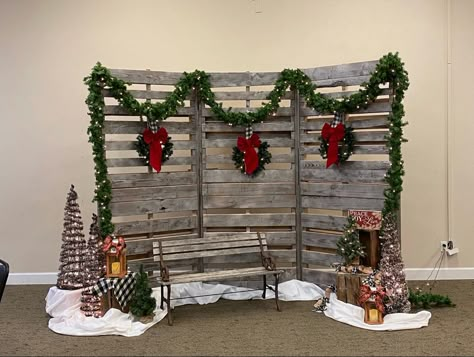 Holiday Party Photo Booth Backdrop Ideas, Rustic Winter Photo Backdrop, Rustic Christmas Photo Backdrop, Christmas Picture Backdrop Ideas Outside, Photobooth Ideas For Christmas, Pictures With Santa Set Up, Santa Meet And Greet, Christmas Photo Corner, Winter Photo Backdrop Diy