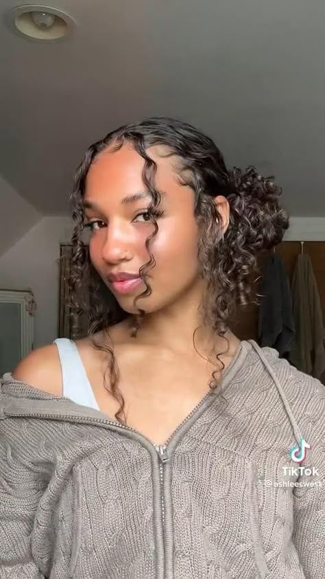 Mixed Curly Hair Claw Clip, Two Bun Curly Hairstyle, Natural Curly Hairstyles Latina, Curly Hair For Birthday, 2 Side Hairstyles For School, Hairstyles For Curly Hair Natural Updo, Styles For Curly Hair Black Women, Curly Hairstyles That Cover Forehead, Curly Hairstyles For Work Updo