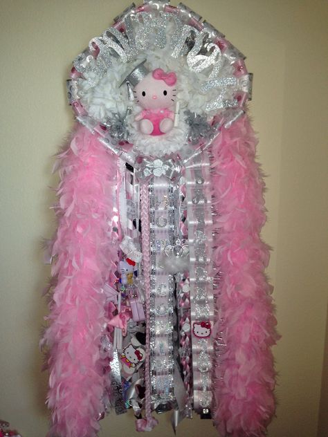 Big Homecoming Mums, Baby Wreaths, Mums And Garters, Hello Kitty Theme, Homecoming Mums Senior, Hello Kitty School, Bug Gifts, Mum Ideas, Kitty Theme