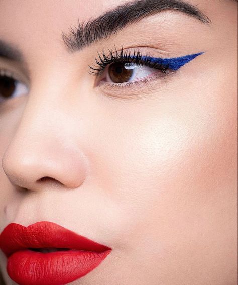 Blue Red Makeup, Blue Eyeshadow Red Lips, Makeup Azul, Hoco 2024, Red Eyeliner, Red Lipstick Makeup, Red Lip Makeup, Blue Eyeliner, Black Lipstick