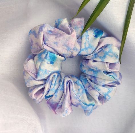 Summer Scrunchies, Tie Dye Scrunchie, 80s Scrunchies, Pastel Scrunchies, Light Blue Scrunchie, Bleach Tie Dye, Tie Dye Pattern, Tie Dye Colors, Tie Dye Patterns