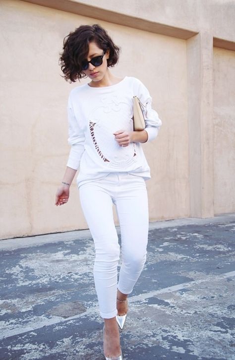 embellished white sweater, white skinnies, nude clutch Karla Deras, Ladies Outfits, White Skinnies, Woman In White, Walking Down The Street, All White Outfit, Fashion Mode, White Outfits, White Fashion