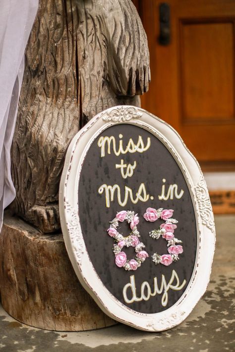 bridal shower miss to mrs countdown sign pink flowers Unique Bridal Shower Ideas, Bridal Shower Themes, Backyard Bridal Showers, Outdoor Bridal Showers, Bridal Shower Inspo, Pink Color Palette, Cake Bridal, Summer Bridal Showers, Unique Bridal Shower