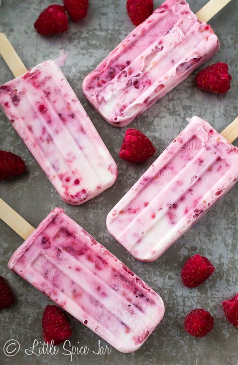 Hemgjord Glass, Yogurt Pops, Yogurt Popsicles, Yogurt Bar, Fruit Pops, Fruit Popsicles, Raspberry Cream, Homemade Popsicles, Cold Treats