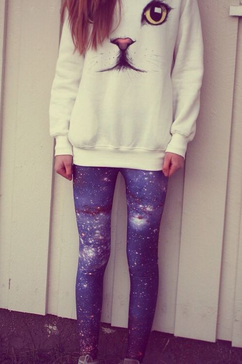 Space leggings and cat jumper Galaxy Tights, Tumblr Hipster, Scene Girl, Galaxy Leggings, Leggings Outfit, Hipster Outfits, Tumblr Outfits, Galaxy Print, Psychobilly