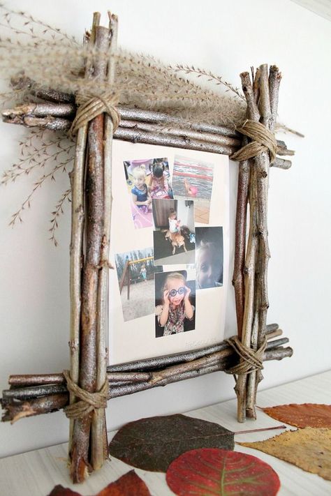 DIY RUSTIC PHOTO FRAME - Rustic home decor makes any space cozier! Give it even more warmth with an easy, inexpensive DIY Rustic Photo Frame using simple, affordable supplies like twigs and twine. Garden Sticks, Takken Decor, Diy Home Supplies, Farmhouse Style Frames, Rustic Photo Frames, Making Picture Frames, Diy Rustic Home, Picture Frame Crafts, Diy Photo Frames