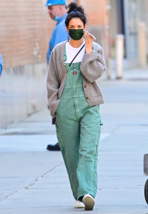 Spring Overalls Outfit, Katie Holmes Outfits, Overalls Outfit Winter, Katie Holmes Style, Dickies Overalls, Overall Outfit, Overalls Outfit, Celeb Style, Fashion Icons