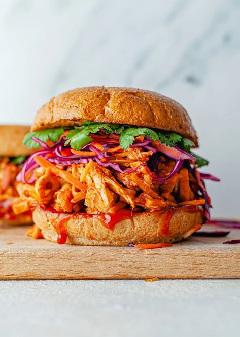 Pulled BBQ Jackfruit Burgers - SO VEGAN Jackfruit Recipe, Jackfruit Burger, Bbq Feast, Bbq Pulled Jackfruit, Pulled Jackfruit, Jackfruit Sandwich, Jackfruit Tacos, Bbq Jackfruit, Vegan Barbecue