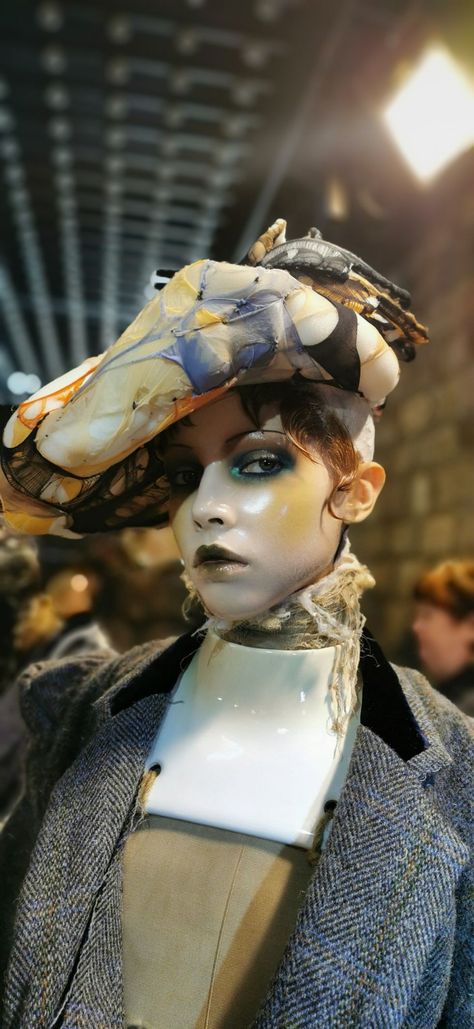 maison margiela couture springsummer 2024 runway show﻿ pat mcgrath makeup porecelain glass skin Porcelain Doll Makeup, Pat Mcgrath Makeup, Porcelain Skin, Vogue France, Glossy Makeup, Runway Makeup, Doll Makeup, Pat Mcgrath, Couture Week