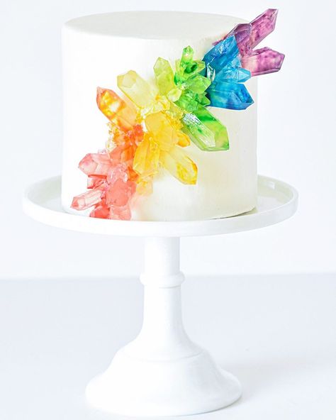 Gem Stone Cake, Rainbow Geode Cake, Gemstone Birthday Cake, Gem Cake Ideas, Gem Birthday Cake, Crystal Cake Ideas, Gem Birthday Party Ideas, Gemstone Birthday Party, Geode Cake Birthday