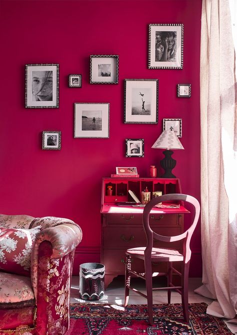 Hot Pink Wall Paint by Annie Sloan - Capri Pink Sala Vintage, Pink Painted Walls, Hot Pink Walls, Comfy Bedroom, Living Room Corner, Room Corner, Pink Room, House And Home Magazine, Pink Walls