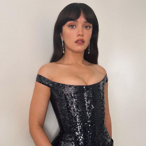 Nicola Peltz Bangs, Olivia Cooke Bangs, Baby Curtain Bangs, Formal Hair With Bangs, Olivia Cooke Hair, Cropped Bangs, Baby Curtains, Bob Cut Styles, Girl Curtains