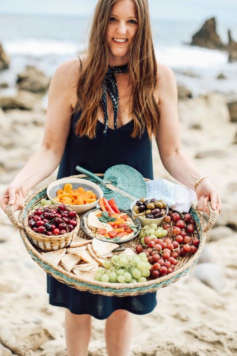 Mediterranean Inspired Summer Beach Picnic! - This post is filled with food, setup and romantic picnic ideas for two or with your friends! We've got food and recipes for a hummus entertaining board, American Garlic Lamb Pita pockets, Quinoa Lemon Salad and tons of prosecco! Super easy setup for any picnic date! Beach Picnic Food, Picnic Food Recipes, Lemon Salad, Picnic Inspiration, Romantic Picnics, Beach Meals, Picnic Date, Perfect Picnic, Picnic Food