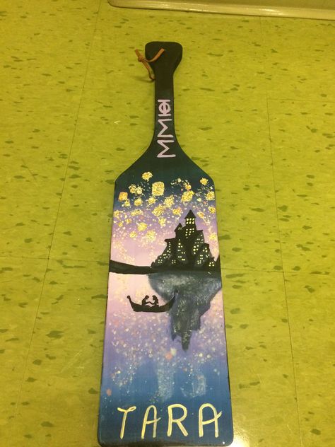 Sorority Paddles Ideas Unique, Paddle Sorority Big, Paddle Sorority, Big Little Paddles, Plaque Ideas, Tangled Lanterns, Greek Crafts, Paddle Ideas, Sorority Ideas