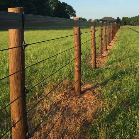 Setting Fence Posts, Ranch Fencing, Pasture Fencing, Horse Farm Ideas, Horse Paddock, Diy Horse Barn, Horse Shelter, Dream Horse Barns, Horse Barn Plans