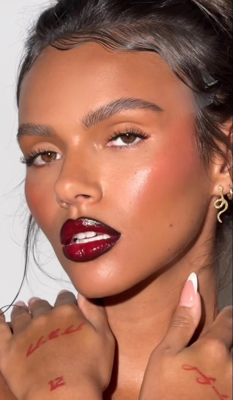 Red Brown Makeup Looks, Burgundy Lipstick Makeup Look, Red Hair Dark Makeup, 90s Red Lip Makeup, Autumnal Makeup Looks, Glossy Red Lip Makeup Look, Deep Red Lipstick Makeup, Red Lip Photoshoot, Red Glossy Lips Makeup