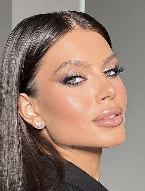 50 Aesthetic, Maquillage On Fleek, Essential Makeup, Silver Makeup, Classy Makeup, Brunette Makeup, Celebrity Makeup Looks, Makeup Aesthetic, Evening Makeup