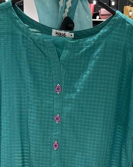 Just i share design Green Winter Dresses, Embroidery Kurtis, Krishna Mandir, Pakistani Design, Flat Lay Photography Fashion, Hand Touching, Button Embroidery, Aesthetic Status, Pretty Dresses Casual