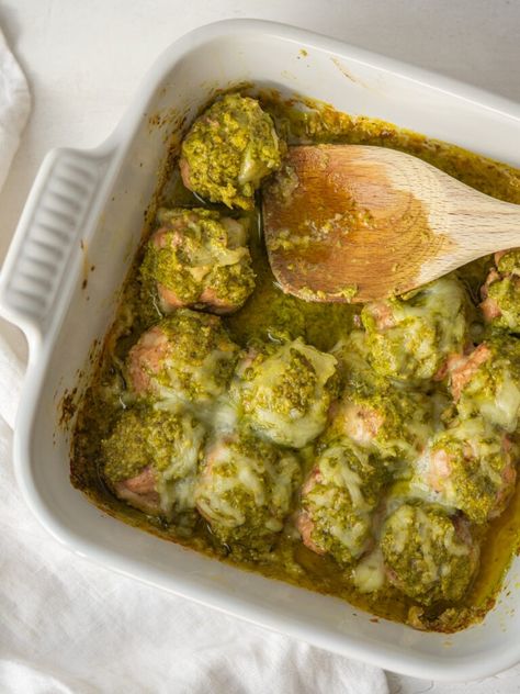 This Pesto Baked Turkey Meatballs recipe makes tender, flavorful turkey meatballs with pesto sauce and mozzarella cheese that you can enjoy for a family meal or prep ahead for meals all week. Oven Baked Turkey Meatballs, Pesto Turkey Meatballs, Oven Baked Turkey, Turkey Pesto Meatballs, Pesto Turkey, Baked Turkey Meatballs, Turkey Meatballs Recipe, Baked Meatball Recipe, Turkey Meatballs Healthy