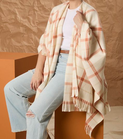 No-Sew Fleece Shawl Fleece No Sew, Fleece Shawl Pattern, Shawl Sewing Pattern Free, Fleece Shawls And Wraps Diy, No Sew Poncho Fleece Diy, Sewing Fleece Projects, No Sew Shawl, Diy Shawl Wrap, Fleece Diy