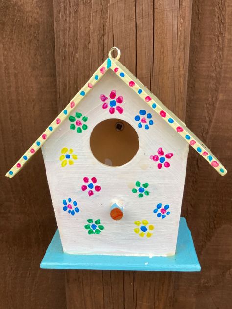 Bird Houses Painted Easy, Paint Bird Houses Ideas, Small Bird Houses Painted, Easy Bird House Painting Ideas, Cute Birdhouse Painting Ideas, Bird House Painting Ideas Simple, Painted Bird Houses Ideas Simple, Birdhouse Painting Ideas Easy, Small Birdhouse Painting Ideas