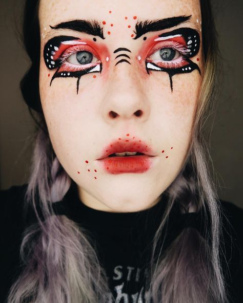 Mothman Makeup Halloween, Mothman Inspired Makeup, Mothman Outfit, Mothman Makeup, Samhain Costume, Mothman Cosplay, Mothman Costume, Moth Makeup, Androgynous Makeup