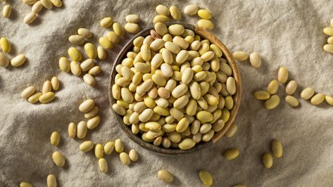 Guide to Mayocoba Beans: 5 Ways to Enjoy Mayocoba Beans - 2022 - MasterClass Mayo Coba Beans Recipes, Mayacoba Bean Recipes, Mayocoba Beans Recipes, Indian Beans Recipe, Mayocoba Beans, Beans In Crockpot, Cranberry Beans, Refried Beans Recipe, Food Knowledge