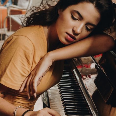 Piano Photoshoot, Piano Exercises, Workout Names, Piano Photography, Piano Photo, Piano Girl, Music Photoshoot, Musician Photography, Learn Piano