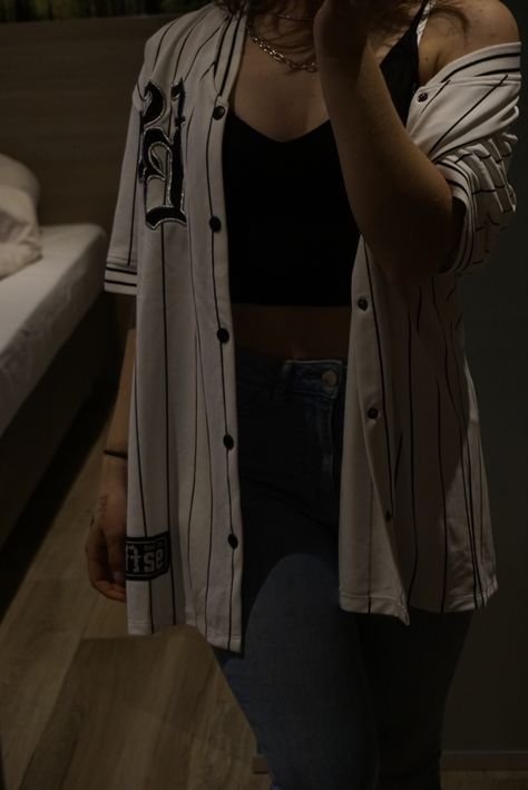 Jersey Shirt Outfit, Baseball Tee Outfits, Baseball Jersey Outfit Women, Baseball Shirt Outfit, Baseball Jersey Outfit, Plain Black Tee, Girly Style Outfits, City Outfit, Nerd Shirts