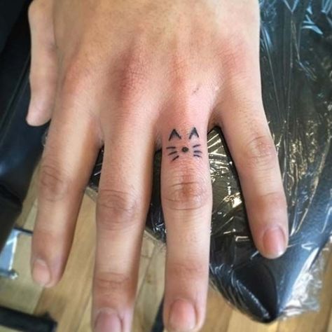 Cat Finger Tattoo, Cool Finger Tattoos, Finger Tattoo Ideas, Middle Finger Tattoos, Diy Tattoo Permanent, Cat Tattoo Simple, Tattoo For Boyfriend, Tattoo Finger, Cute Finger Tattoos