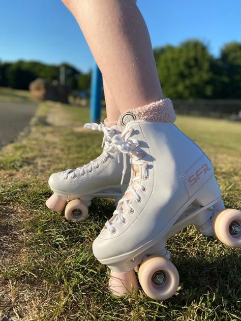 White Roller Skates Aesthetic, Cute Roller Skates, White Roller Skates, Roller Skating Outfits, Girls Roller Skates, Shoe Hacks, Skate Aesthetic, Retro Roller Skates, Skating Aesthetic