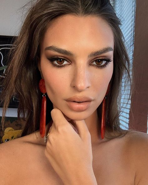 Hung Vanngo on Instagram: “@emrata for @fallontonight 🧡⚡️✨🌟⭐️. Air tonight at 11:35PM EST⭐️. 👗 @emmajademorrison 💄 @hungvanngo” Emily Ratajkowski Makeup, Pirate Makeup, Eyeliner Styles, Brown Makeup, Emily Ratajkowski, Beauty Tutorials, Pretty Makeup, Aesthetic Makeup, Photo Instagram