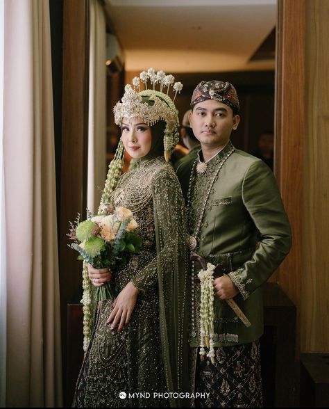 Wedding Dress Hijab Adat Jawa, Pengantin Jawa Hijab, Wedding Dress Hijab, Pose Pengantin, Moodboard Wedding, Adat Jawa, Foto Wedding, Wedding Pose, Wedding Mood Board