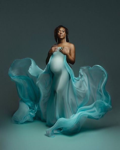 Boy Maternity Shoot Black Women, Boy Maternity Shoot, Pregnancy Reveal Photoshoot, Maternity Shoot Black Women, Studio Maternity Photos, Maternity Photography Poses Pregnancy Pics, Couple Pregnancy Photoshoot, Pretty Pregnant, Beautiful Photoshoot Ideas