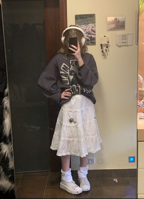 long white skirt with a grey hoodie Hoodie Long Skirt Outfits, Long Skirt And Hoodie, Hoodie And Skirt Outfits, Hoodie With Skirt, Kai Core, White Hoodie Outfit, Long Grey Skirt, Jeep Hoodie, Long White Skirt