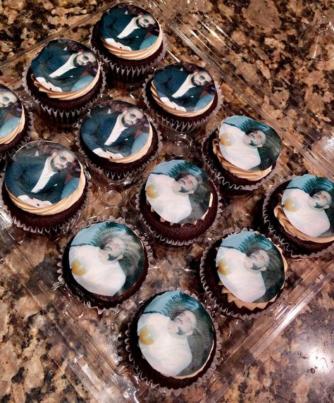 Drake cupcakes #drake Drake Cupcakes, Drake Birthday Cake, Drake Birthday Party, Drake Cake, Drake's Birthday, 20 Birthday Cake, 19th Birthday, 22nd Birthday, 20th Birthday