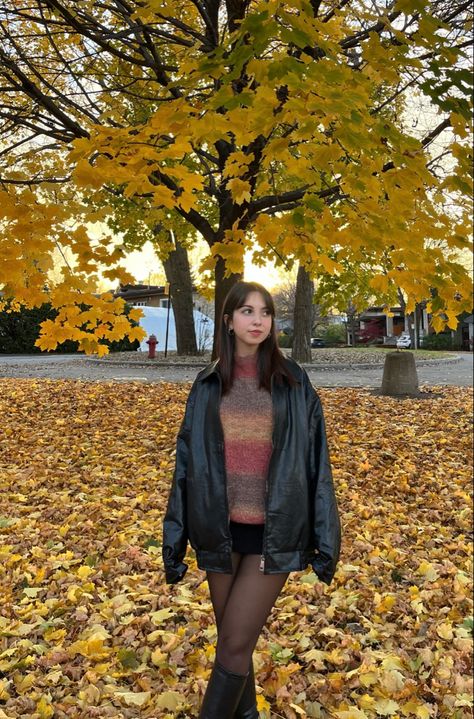 Oregon Fall Outfits, Layered Looks For Fall Outfit Ideas, Rory Gilmore Style Season 1, Downtown Fall Outfits, Rory Gilmore Jacket, Rory Gilmore Fall Outfits, Christmas Movie Outfits, Ireland Aesthetic Outfits, Fall New York Outfits