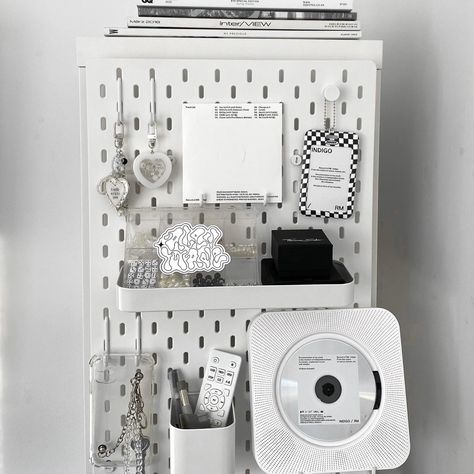 @0811her on instagram Ikea Board Ideas, Peg Board Inspo, Peg Board Kpop, Ikea Peg Board, Black Pegboard, White Pegboard, Ikea Pegboard, Pretty Desks, Army Room Decor