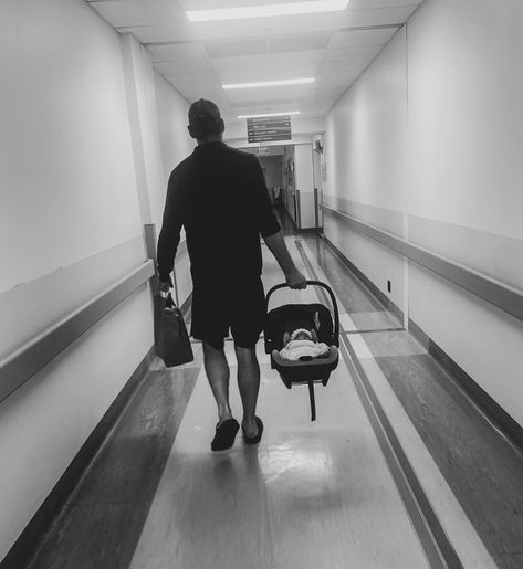 @wordsof_emmaheaphy We walk out the hospital doors together. He carries our baby, and I carry my body. Them first. Me second. It’s the start of a new chapter, although it can feel like I’m in the pages of the last. I’m still processing what’s already happened. The birth. My body. Everything that changed over the course of a few hours. My mind replays it all, often. So much happened. It always does when you bring life into the world. I think about the intensity. Then the joy. Then the aftermat... Dad Walking Out Of Hospital With Baby, First Newborn Pictures At Hospital, I Want To Forget, Baby In Hospital, Couple Foto, Birth Hospital, Walking Forward, Life With A Newborn, Mother Hood