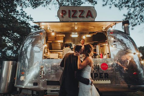 Desert Pizza, Backyard Wedding Food, Pizza Wedding, Pizza Food Truck, Wedding Packages Prices, Unusual Wedding Venues, Food Truck Wedding, Pizza Truck, Food Van