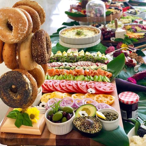 Kamper’s Kitchen on Instagram: “Dreaming of the days when gathering was allowed and bagel towers were encouraged 💭🥯 ⠀ ⠀ ⠀ #kamperskitchen #bagel #bagelbar #brunch…” Bagel Boards, Brunch Wedding Food, Bagel Board, Grad Brunch, Food Setup, Bride Era, Bagel Bar, Brunch Bar, Brunch Inspiration