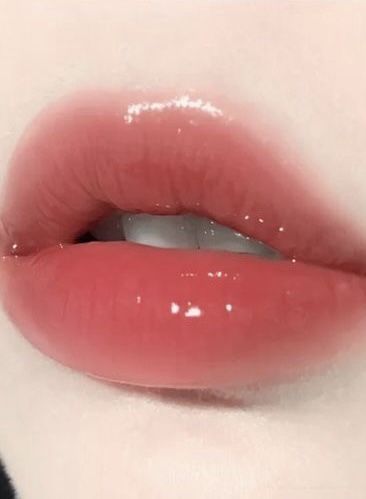 Soft Grunge Makeup, Glossy Lips Makeup, Korean Lips, Lips Photo, Soft Makeup Looks, Face Art Makeup, Nice Lips, Lip Makeup Tutorial, Cute Makeup Looks